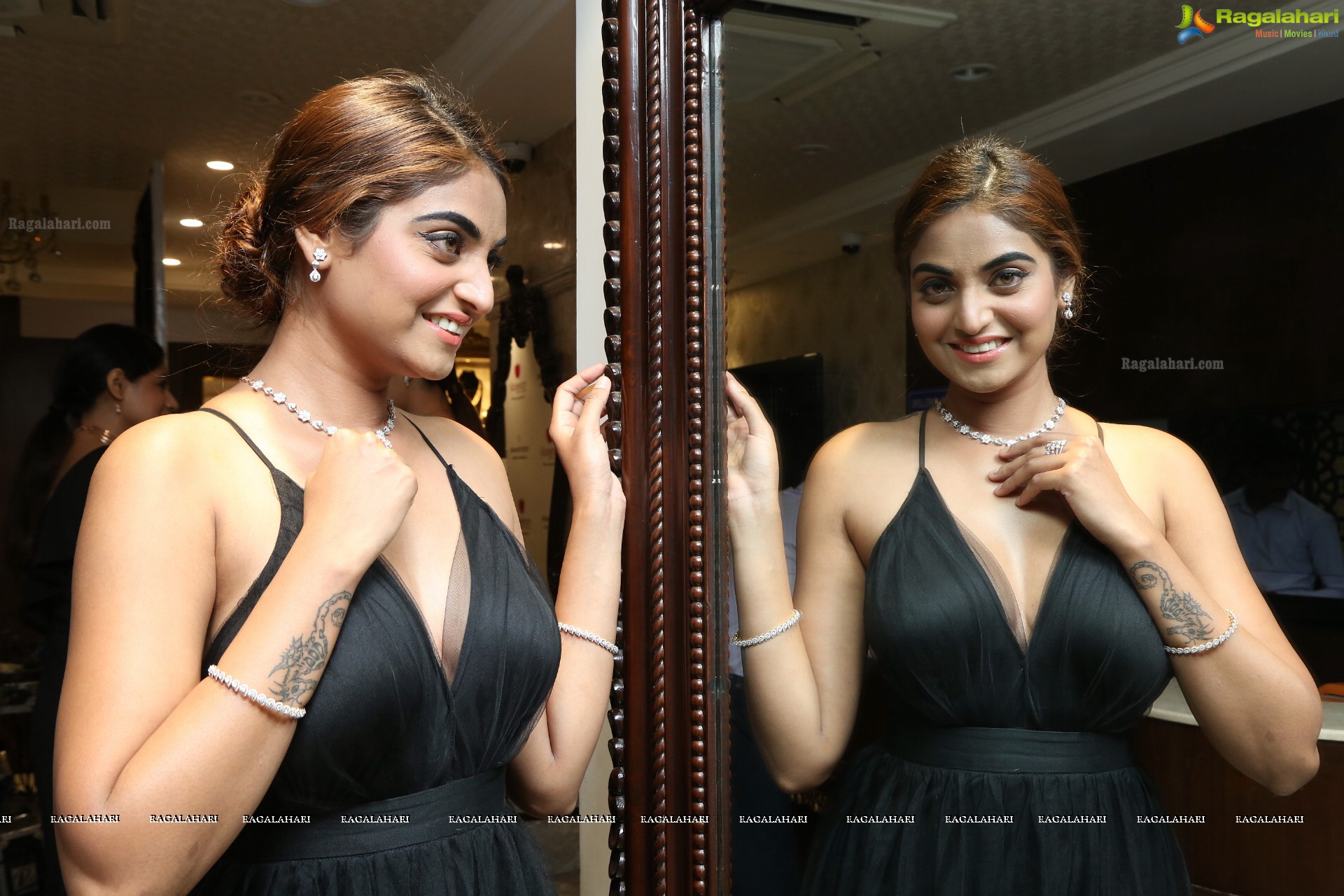 Sharon Fernandes @ Manepally Jewellers Fashion Show Of Exotic Jewellery - HD Gallery