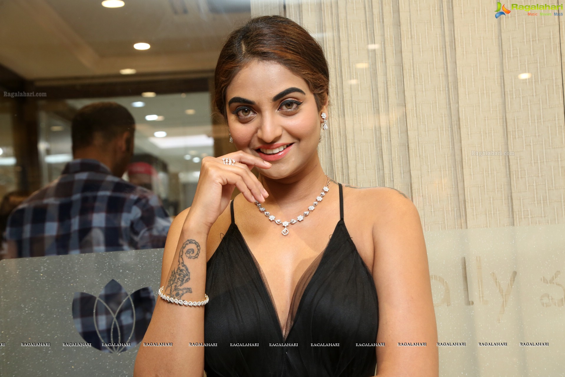 Sharon Fernandes @ Manepally Jewellers Fashion Show Of Exotic Jewellery - HD Gallery