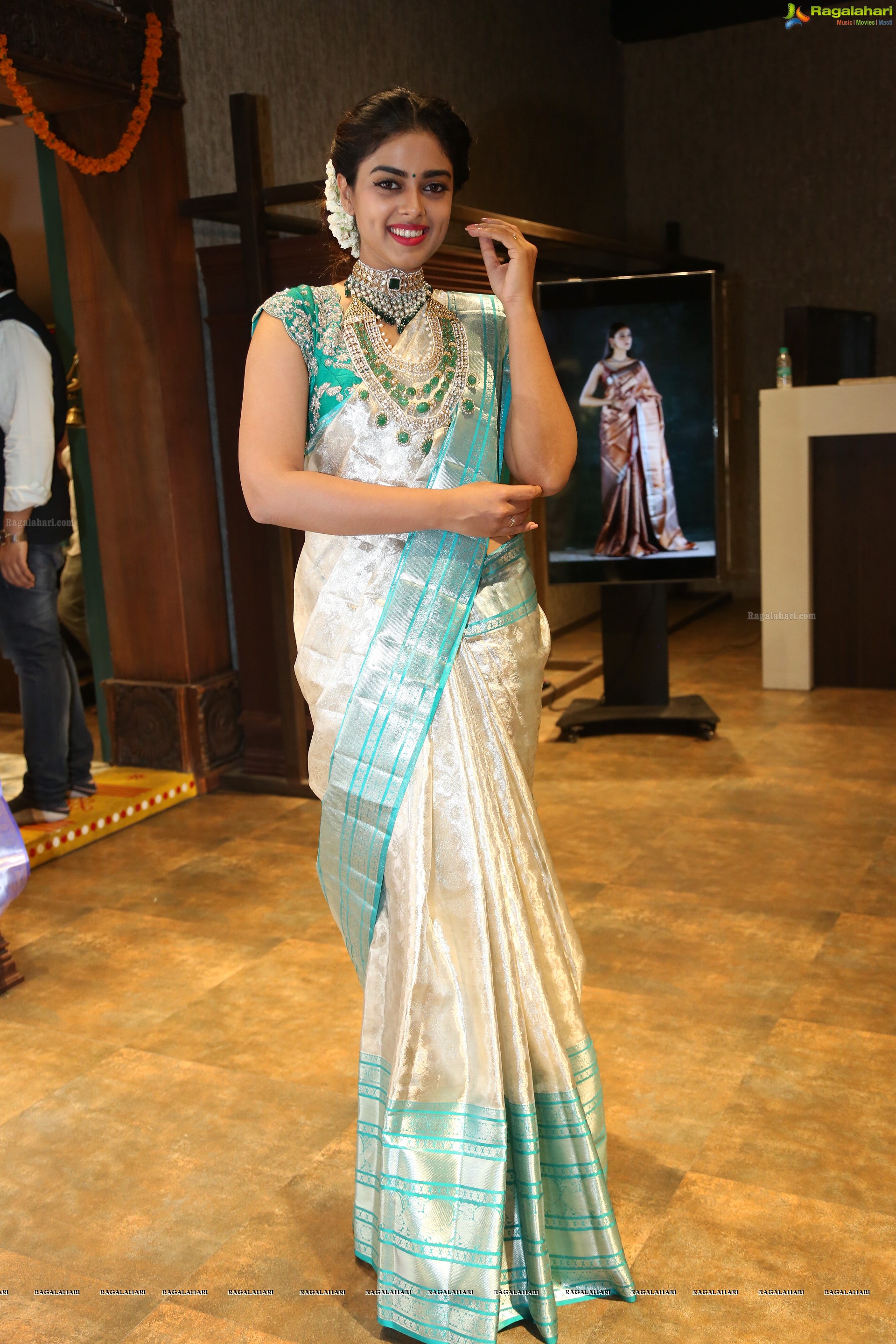 Siddhi Idnani @ Creative Handloom Sarees Exhibition at Mughda Art Studio - HD Gallery