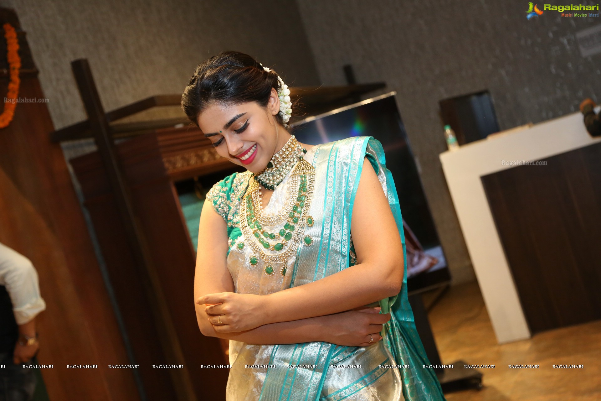 Siddhi Idnani @ Creative Handloom Sarees Exhibition at Mughda Art Studio - HD Gallery