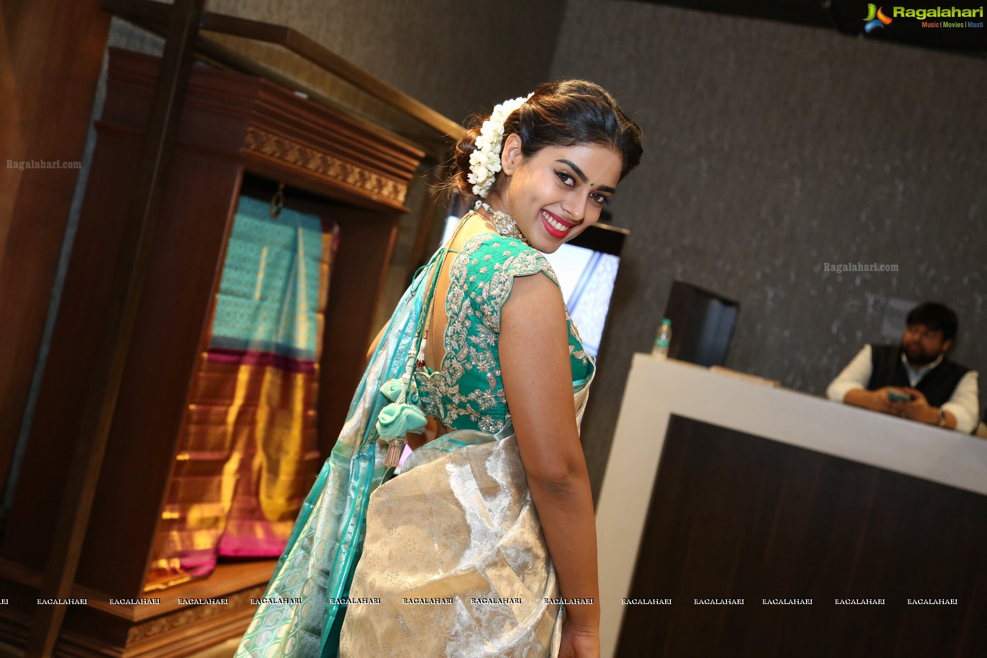 Siddhi Idnani @ Creative Handloom Sarees Exhibition at Mughda Art Studio - HD Gallery