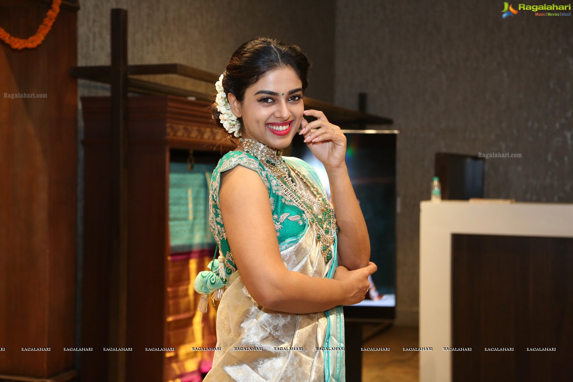 Siddhi Idnani @ Creative Handloom Sarees Exhibition at Mughda Art Studio - HD Gallery