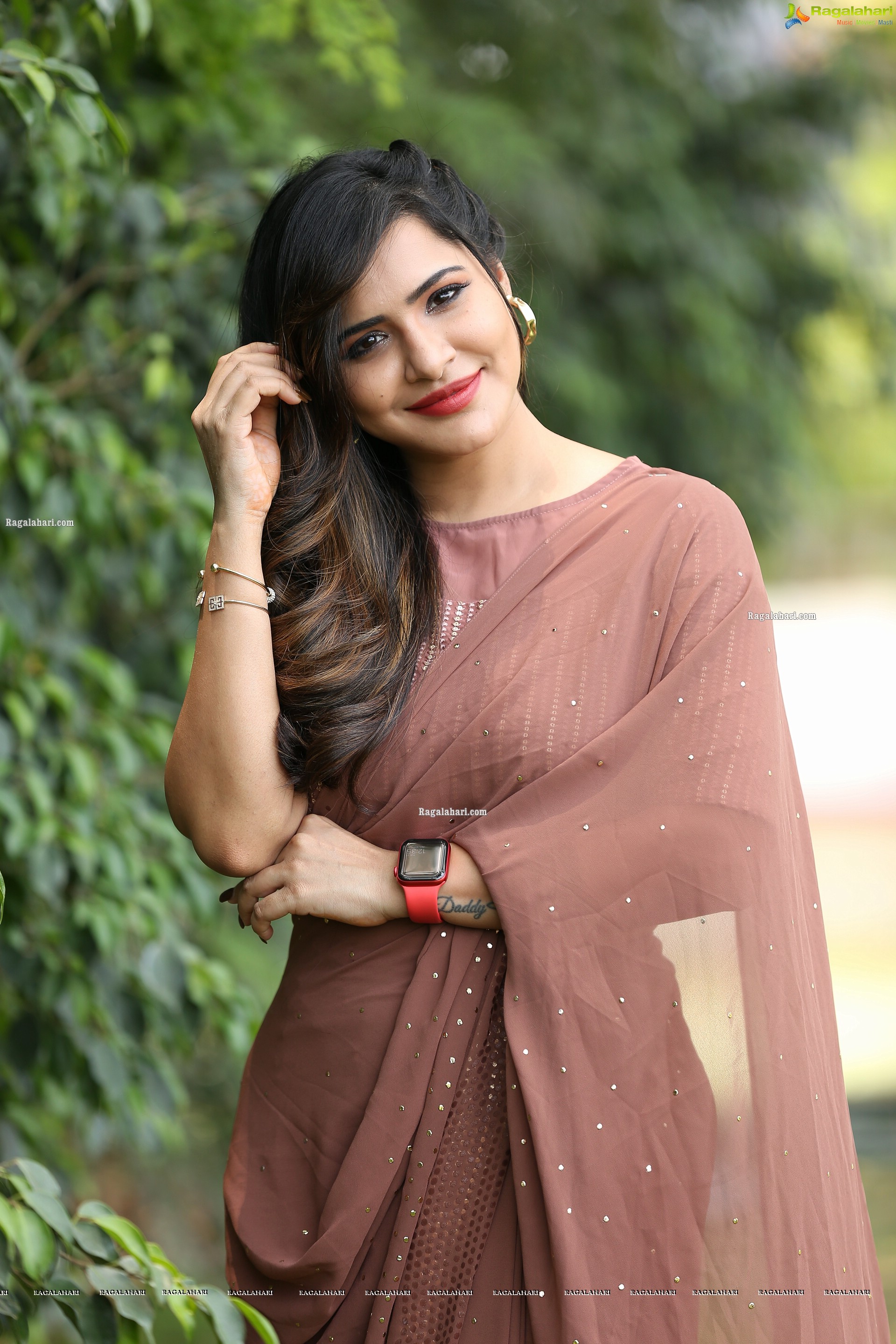 Ashu Reddy in Alluring Light Brown Saree, HD Photo Gallery