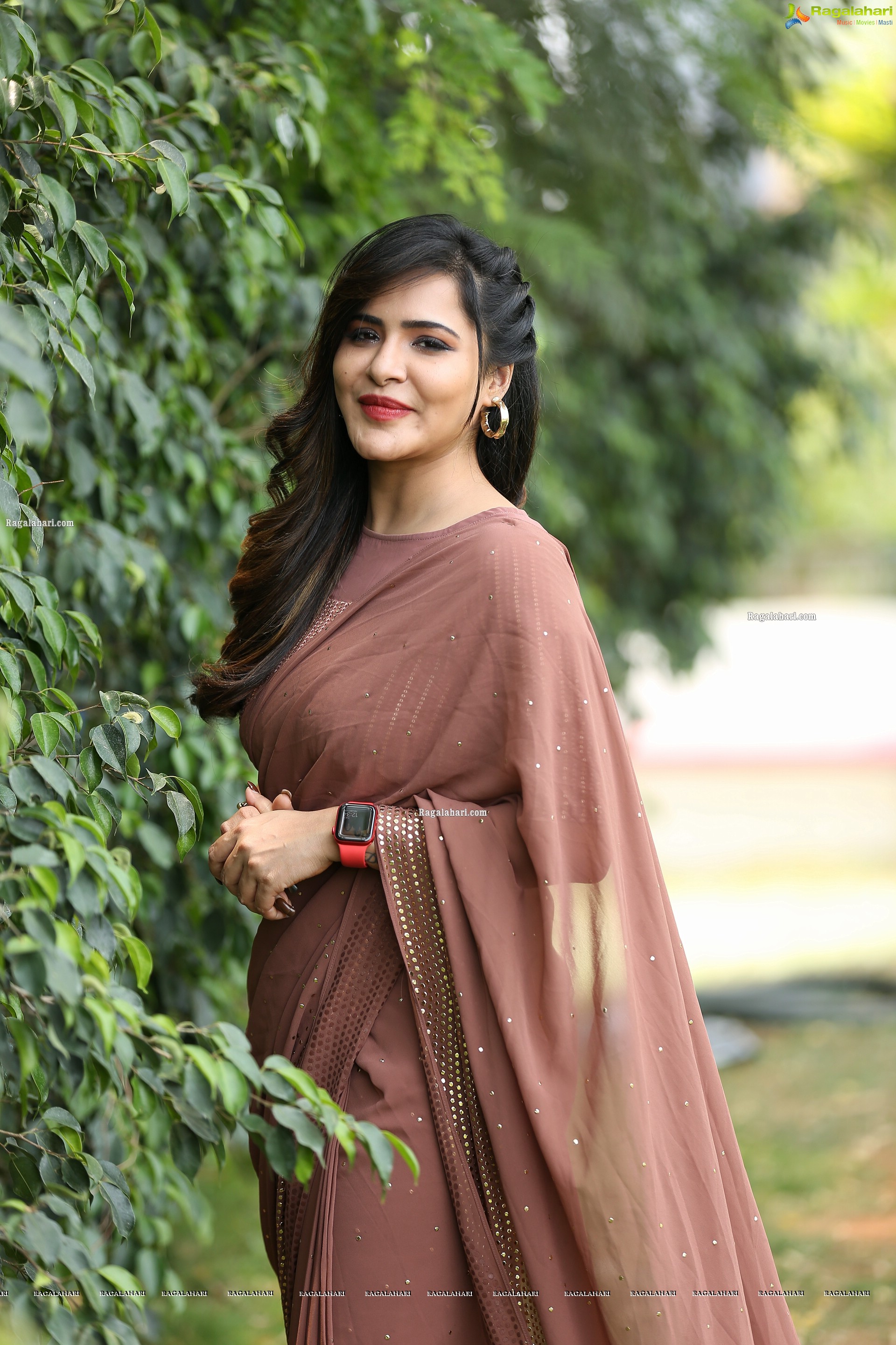 Ashu Reddy in Alluring Light Brown Saree, HD Photo Gallery