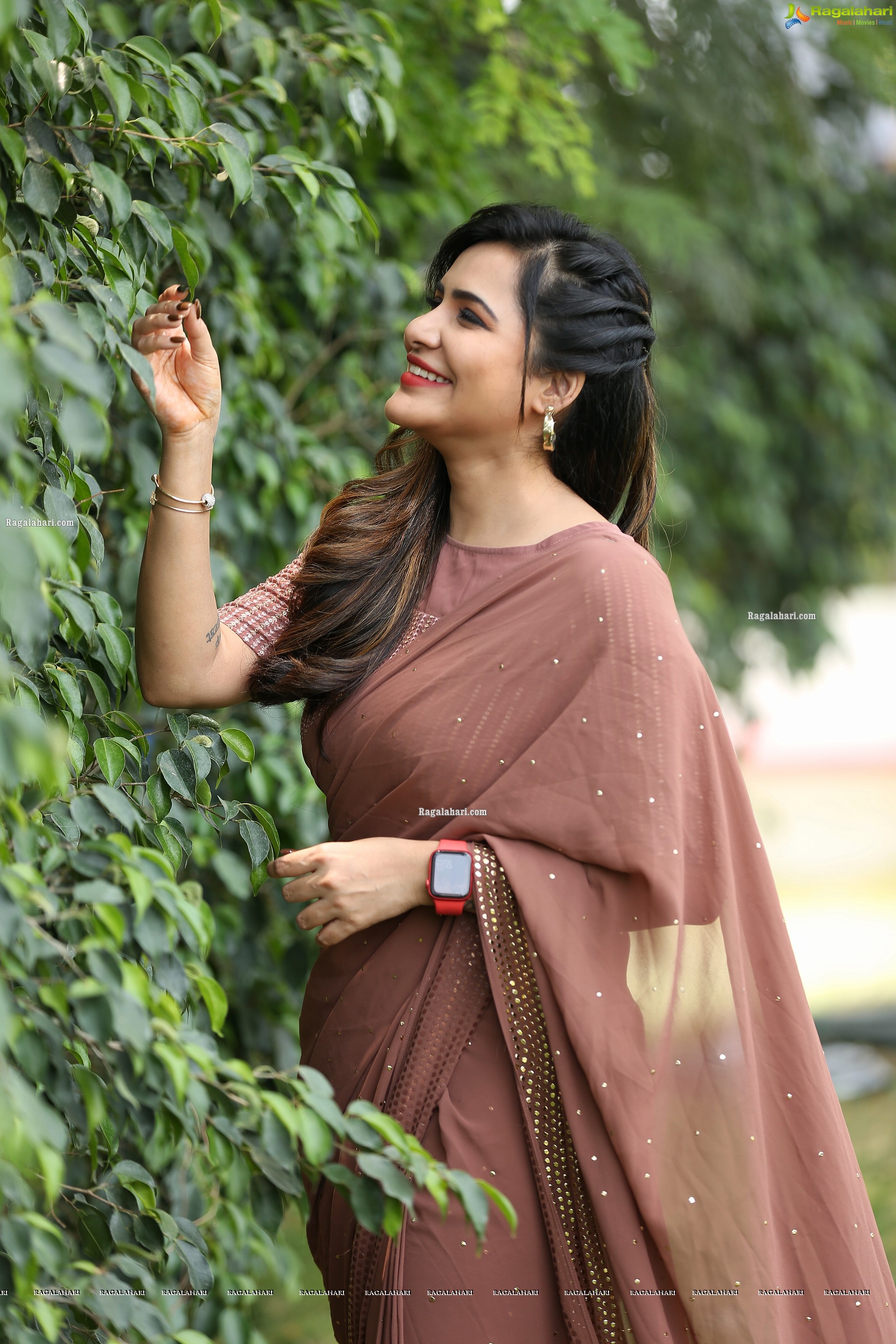 Ashu Reddy in Alluring Light Brown Saree, HD Photo Gallery