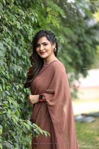 Ashu Reddy in Alluring Light Broun Saree