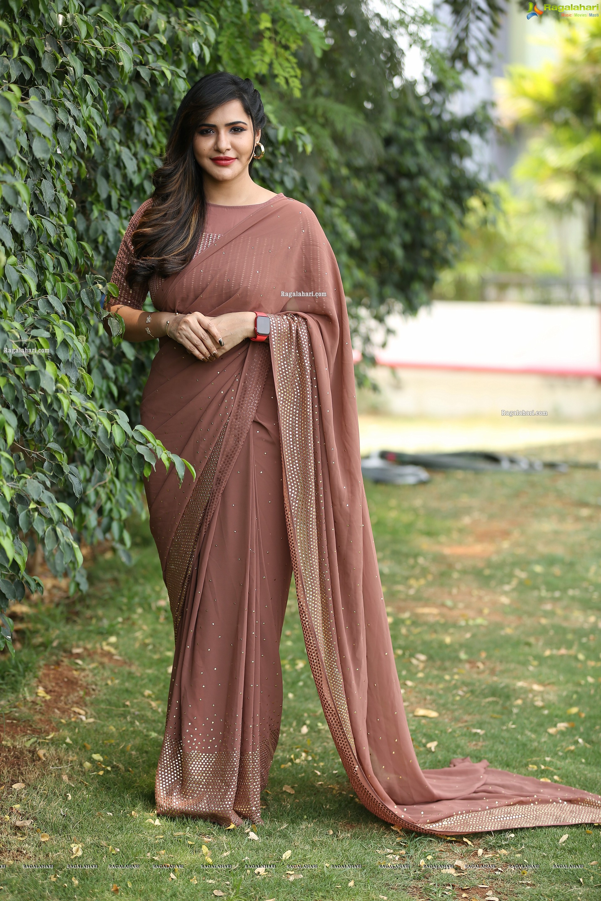 Ashu Reddy in Alluring Light Brown Saree, HD Photo Gallery