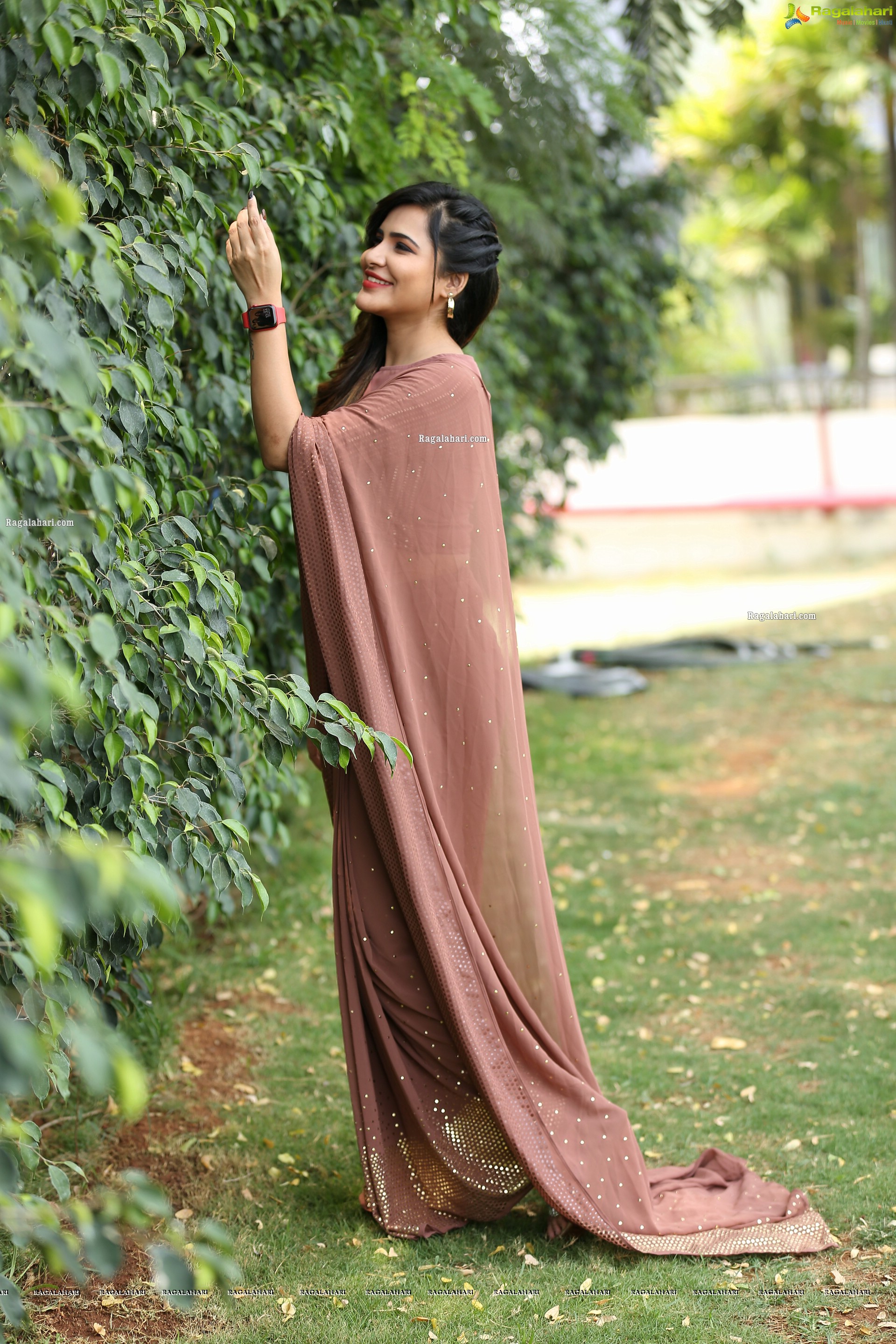 Ashu Reddy in Alluring Light Brown Saree, HD Photo Gallery