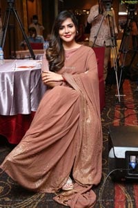 Ashu Reddy in Alluring Light Broun Saree