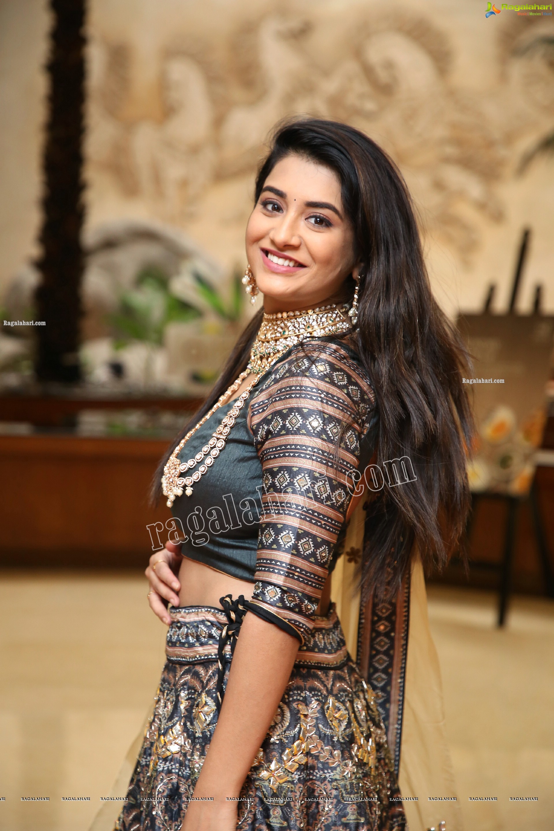 Rashi Singh at Arkayam Fashion Exhibition, HD Photo Gallery