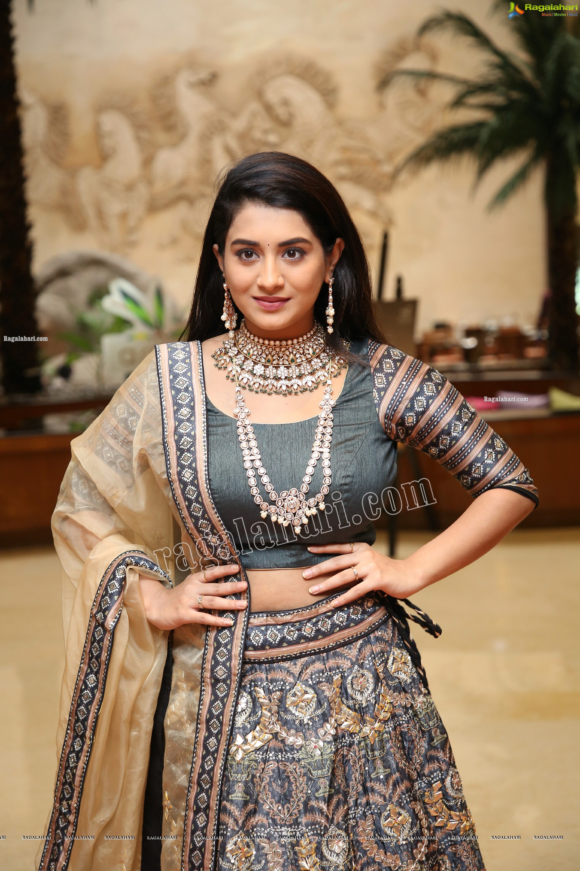 Rashi Singh at Arkayam Fashion Exhibition, HD Photo Gallery