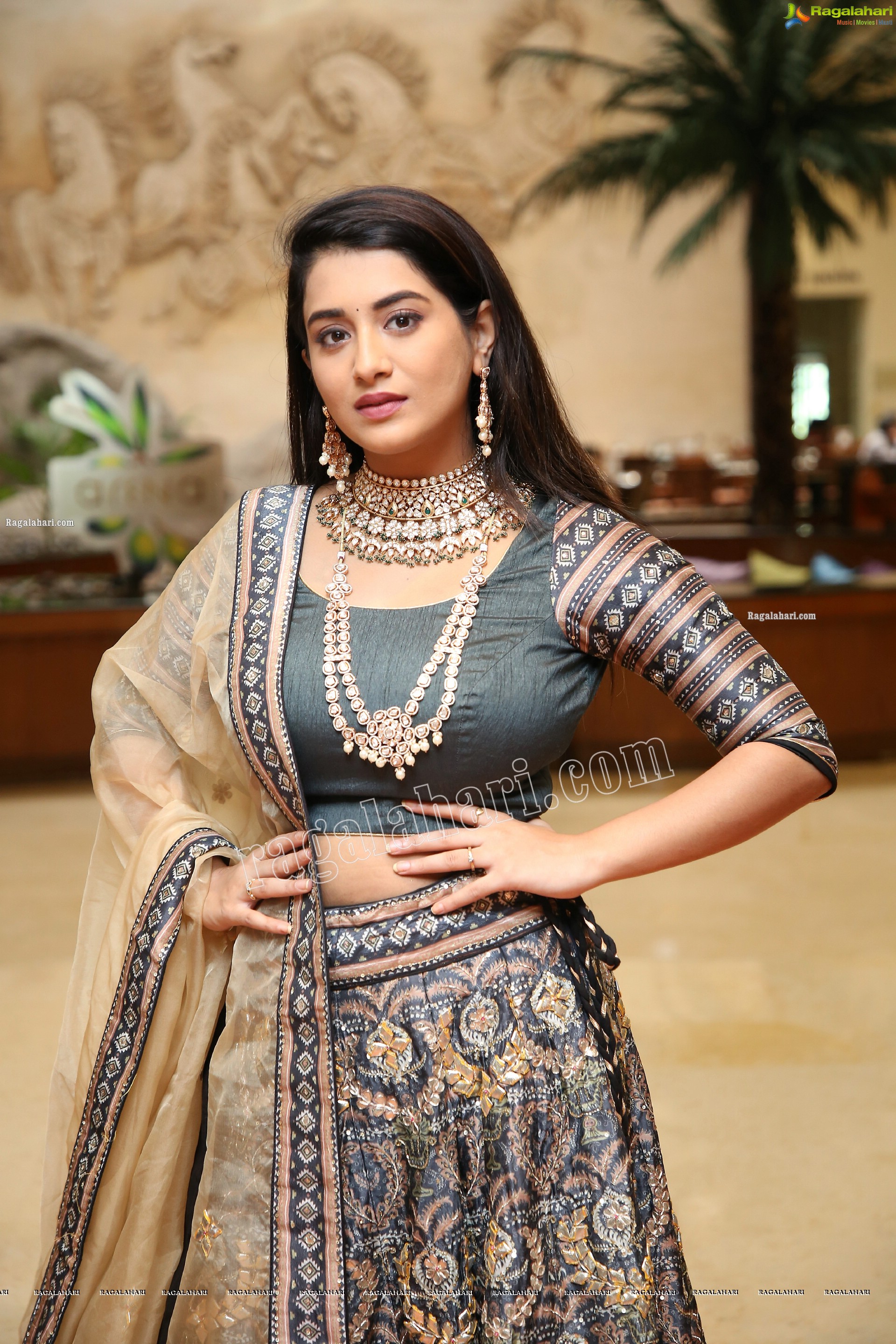 Rashi Singh at Arkayam Fashion Exhibition, HD Photo Gallery