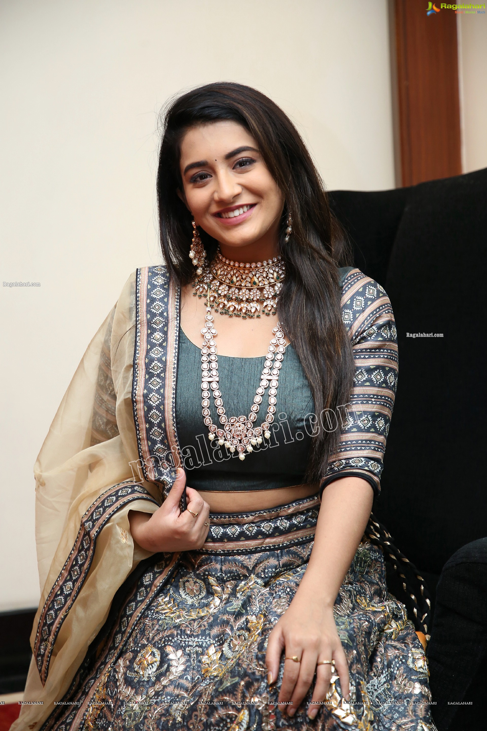 Rashi Singh at Arkayam Fashion Exhibition, HD Photo Gallery