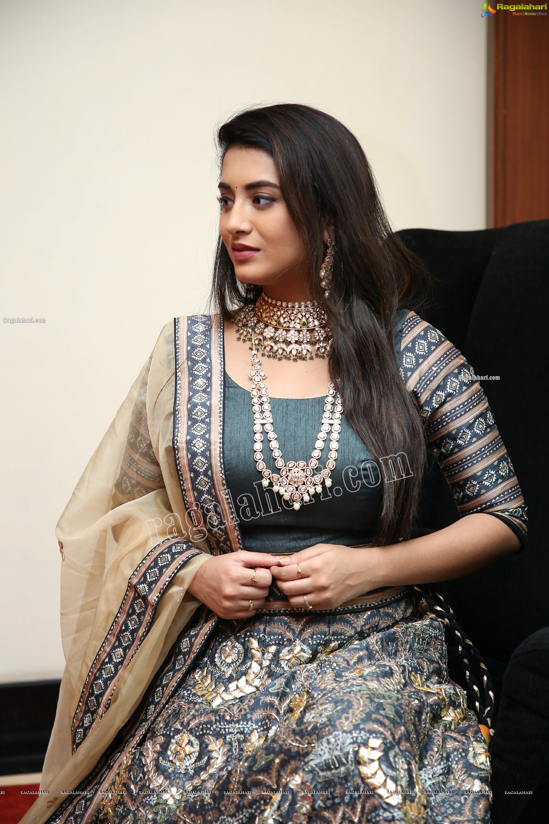 Rashi Singh at Arkayam Fashion Exhibition, HD Photo Gallery