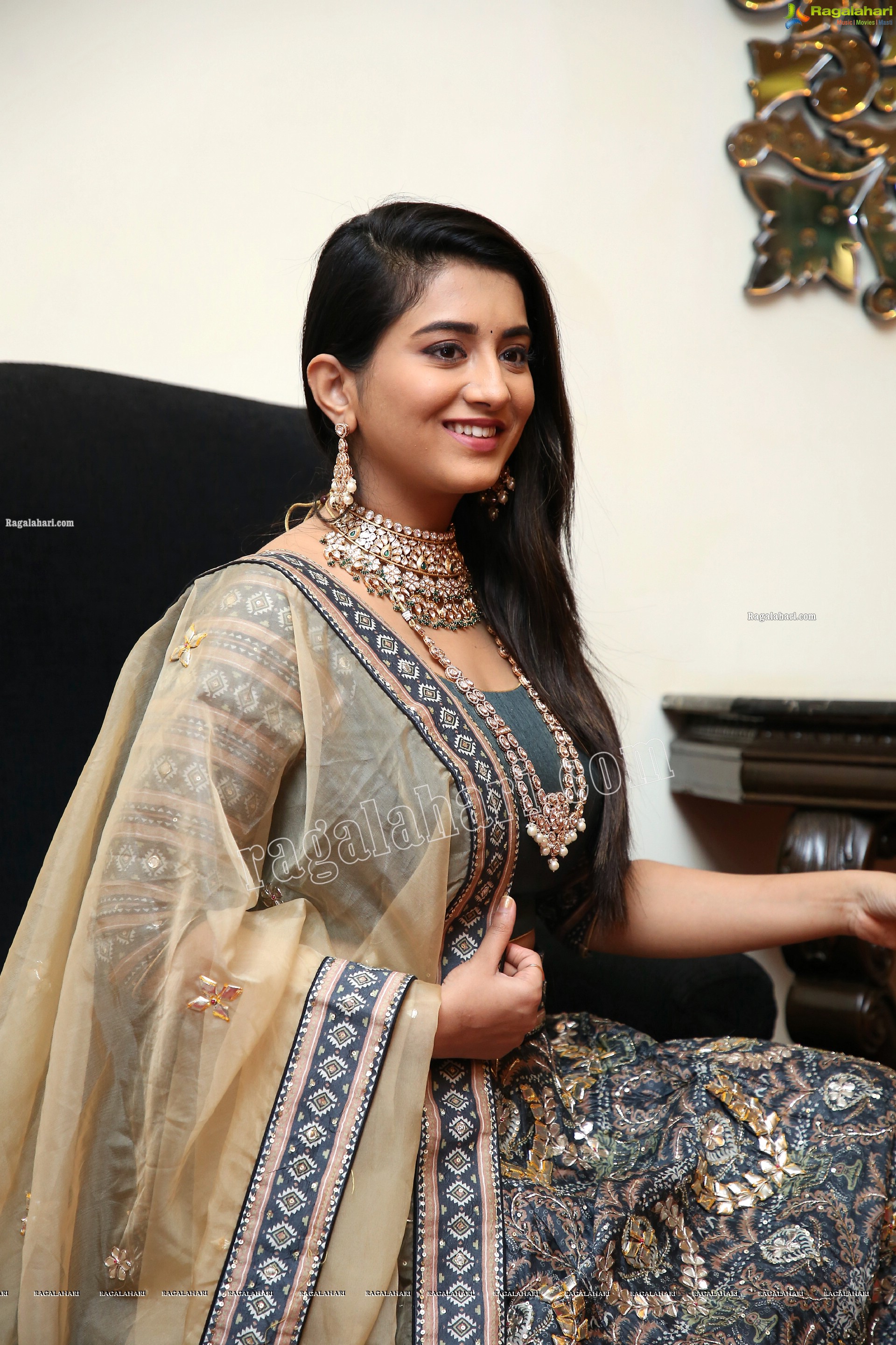 Rashi Singh at Arkayam Fashion Exhibition, HD Photo Gallery