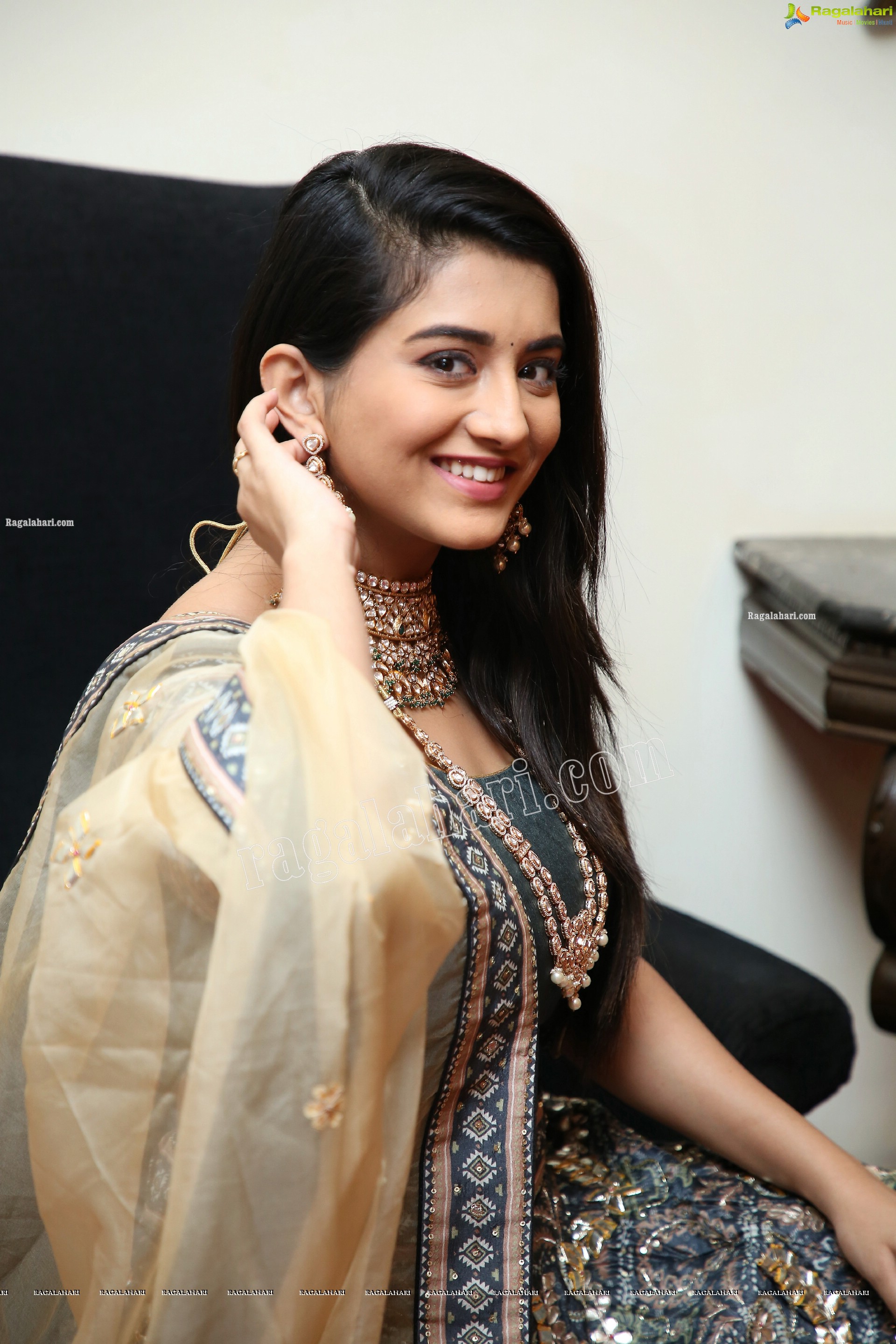 Rashi Singh at Arkayam Fashion Exhibition, HD Photo Gallery