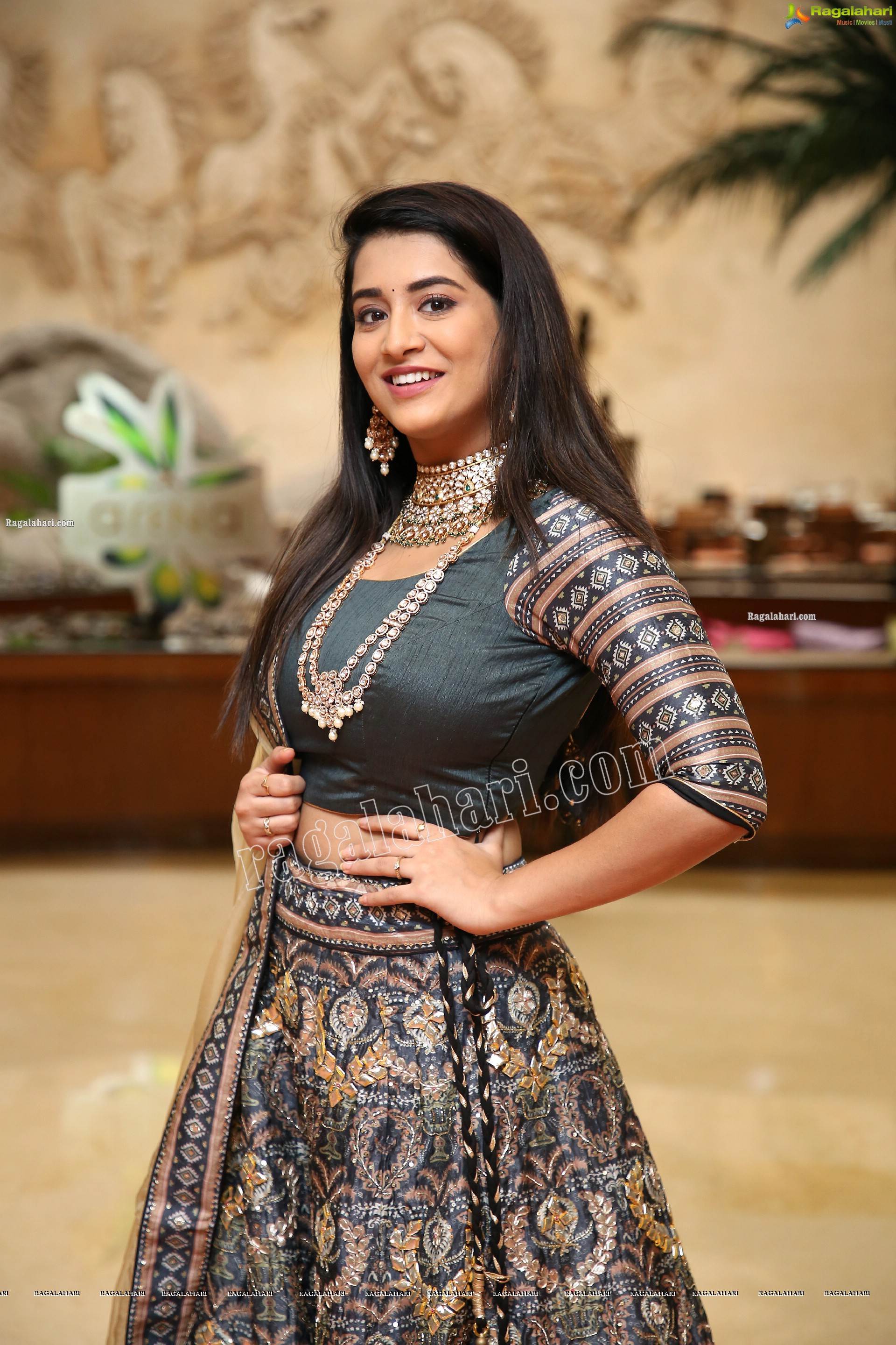 Rashi Singh at Arkayam Fashion Exhibition, HD Photo Gallery