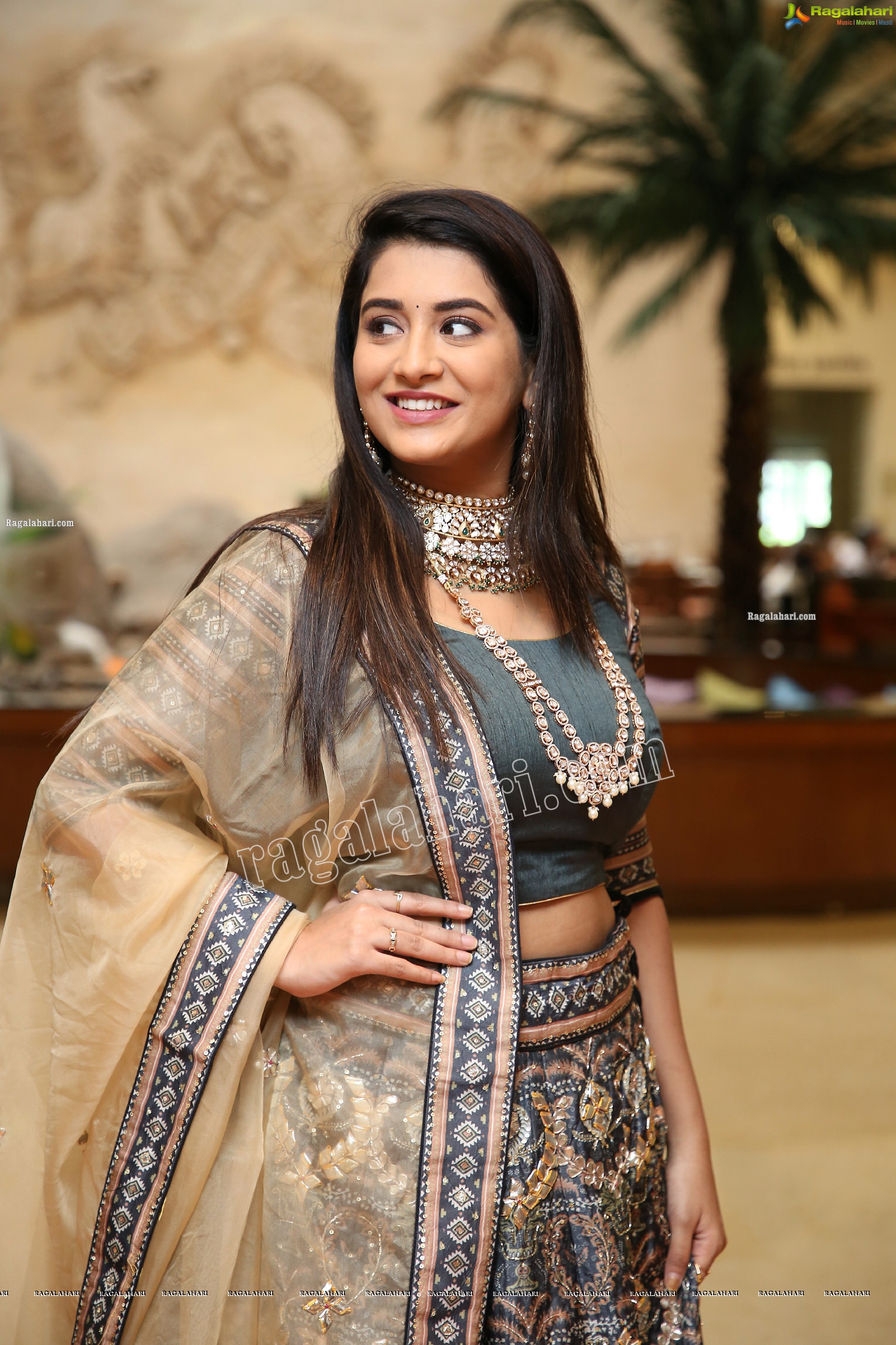 Rashi Singh at Arkayam Fashion Exhibition, HD Photo Gallery