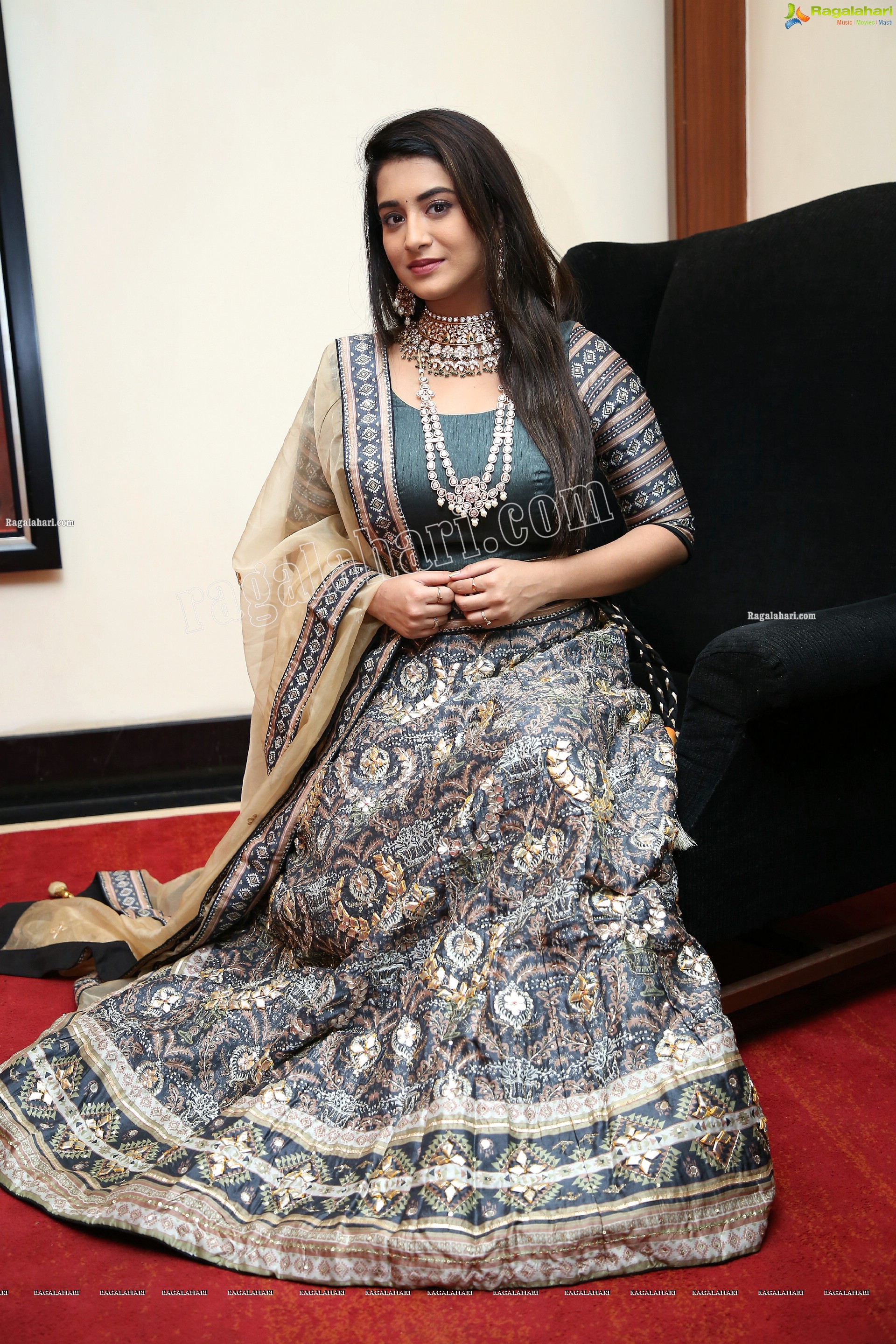 Rashi Singh at Arkayam Fashion Exhibition, HD Photo Gallery