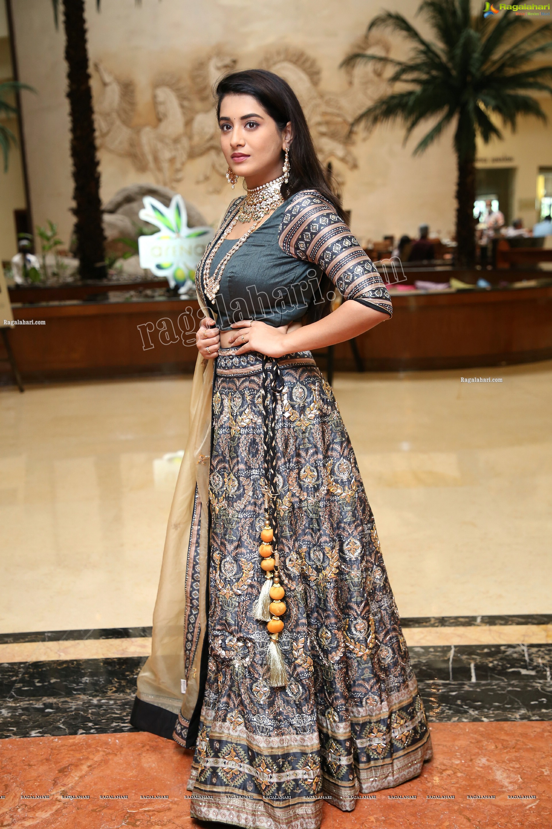 Rashi Singh at Arkayam Fashion Exhibition, HD Photo Gallery