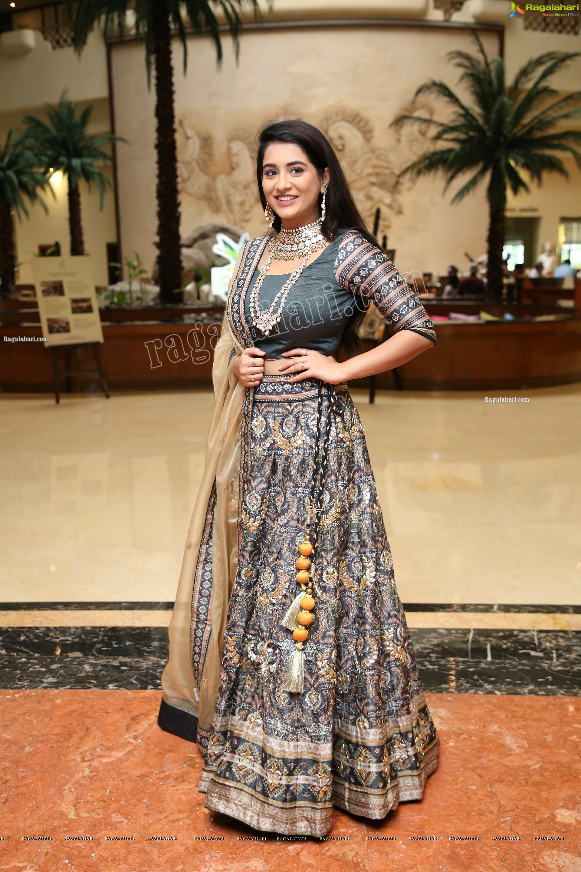 Rashi Singh at Arkayam Fashion Exhibition, HD Photo Gallery