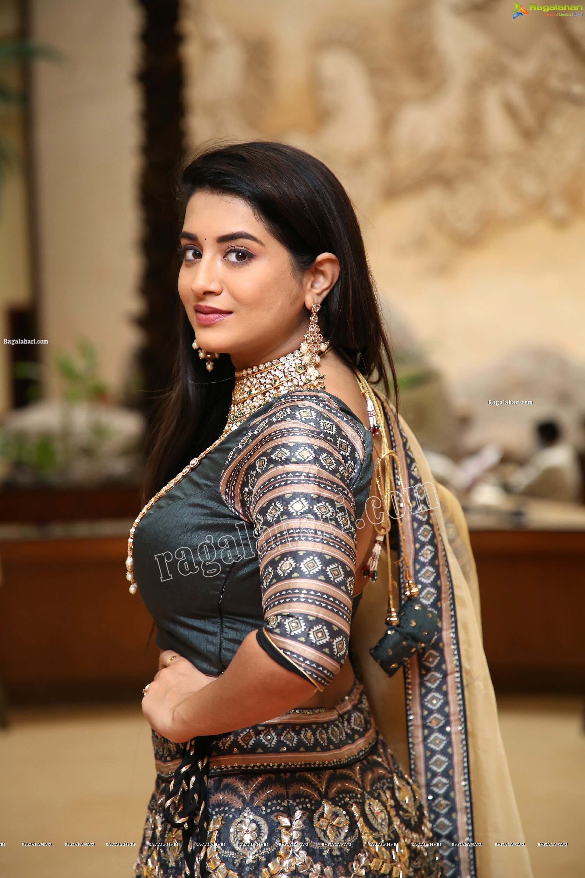 Rashi Singh at Arkayam Fashion Exhibition, HD Photo Gallery