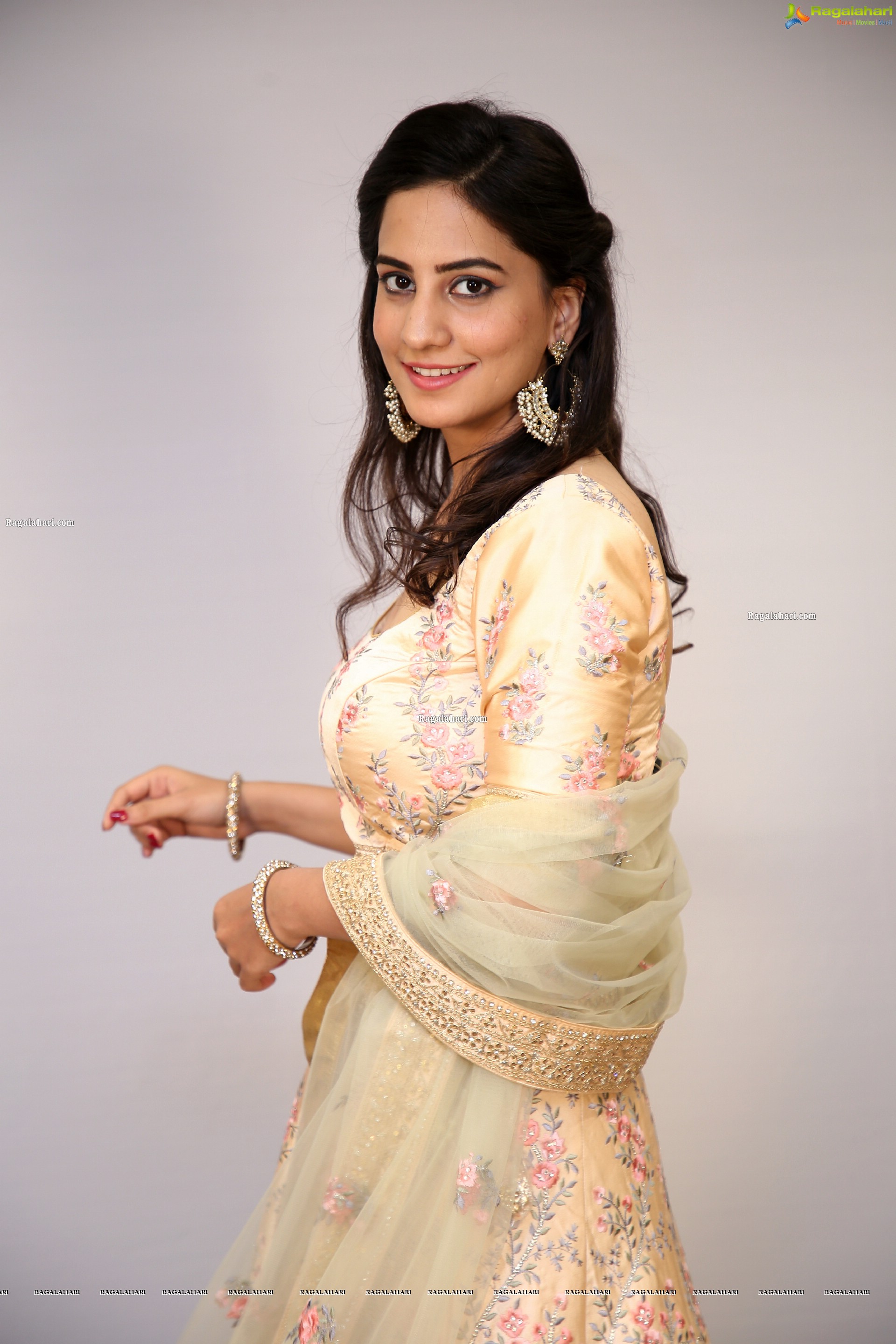 Tejal Tammali Showcases Mebaz's Wedding Collection, HD Photo Gallery
