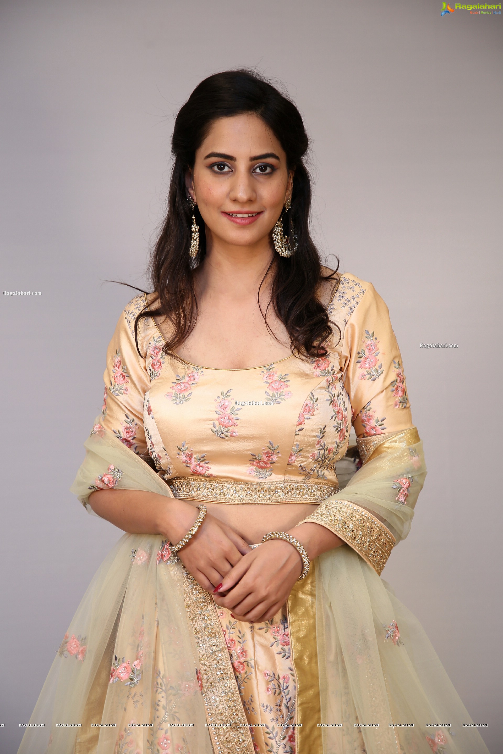 Tejal Tammali Showcases Mebaz's Wedding Collection, HD Photo Gallery