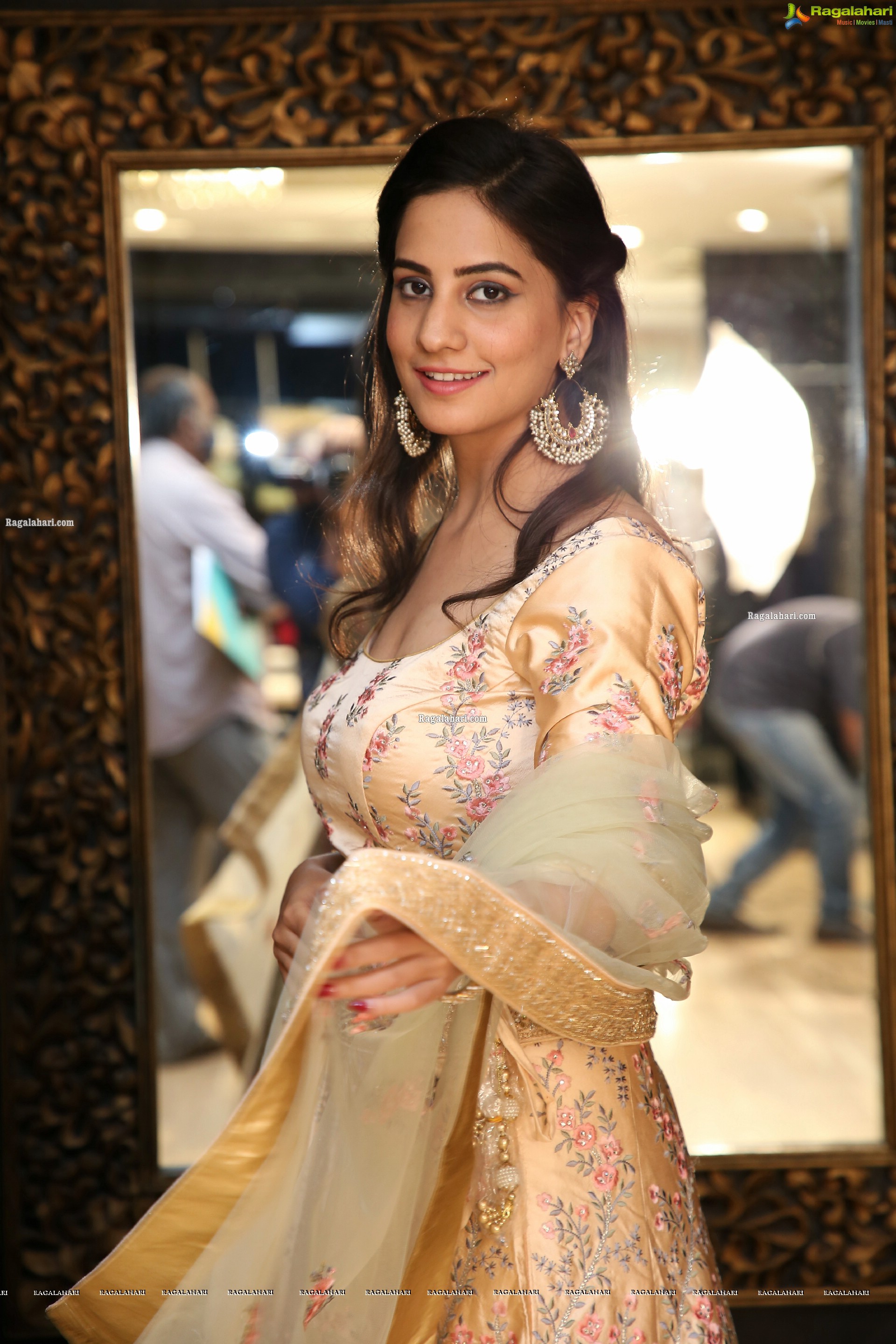 Tejal Tammali Showcases Mebaz's Wedding Collection, HD Photo Gallery