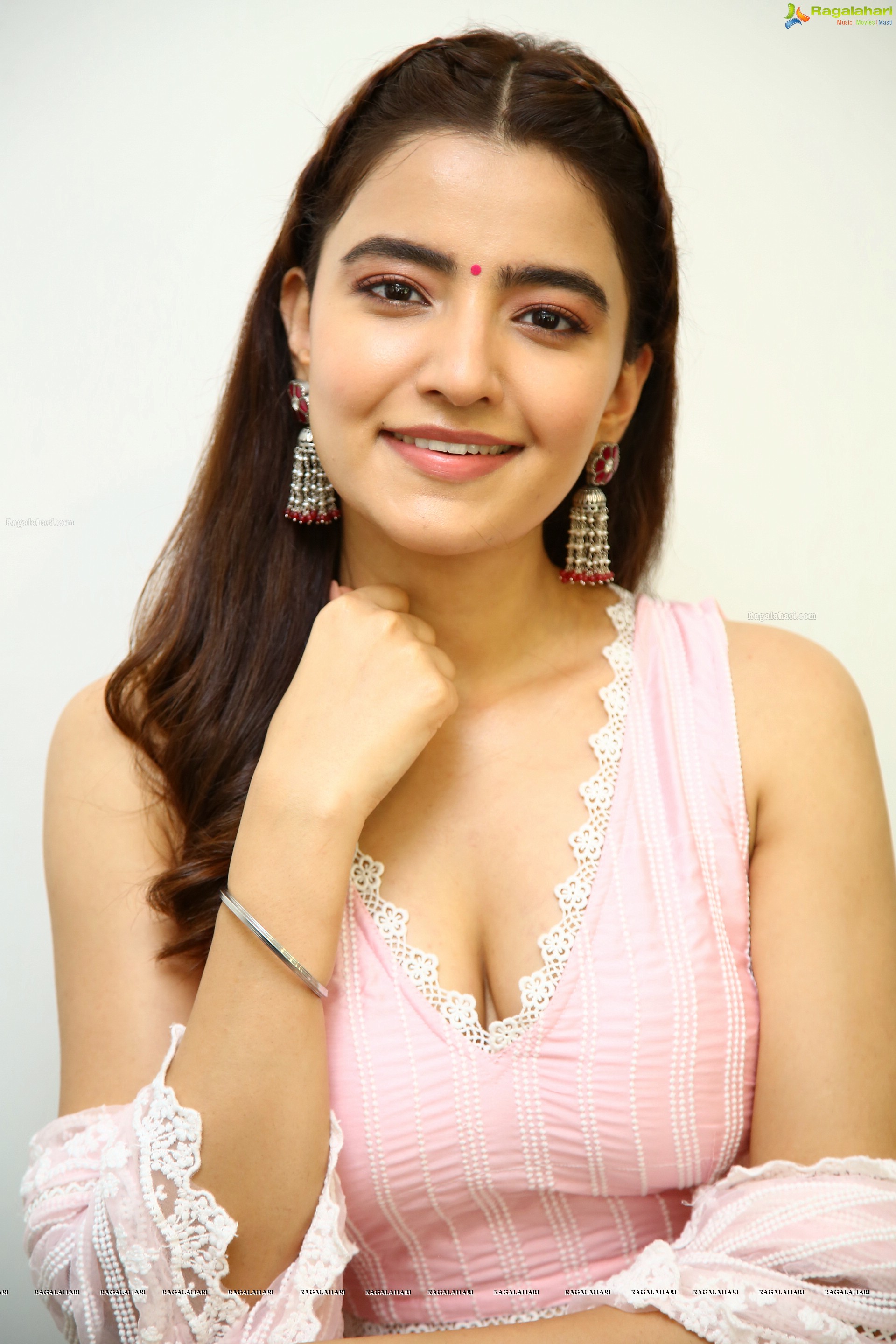 Rukshar Dhillon at Ashoka Vanamlo Arjuna Kalyanam Movie Interview, HD Stills