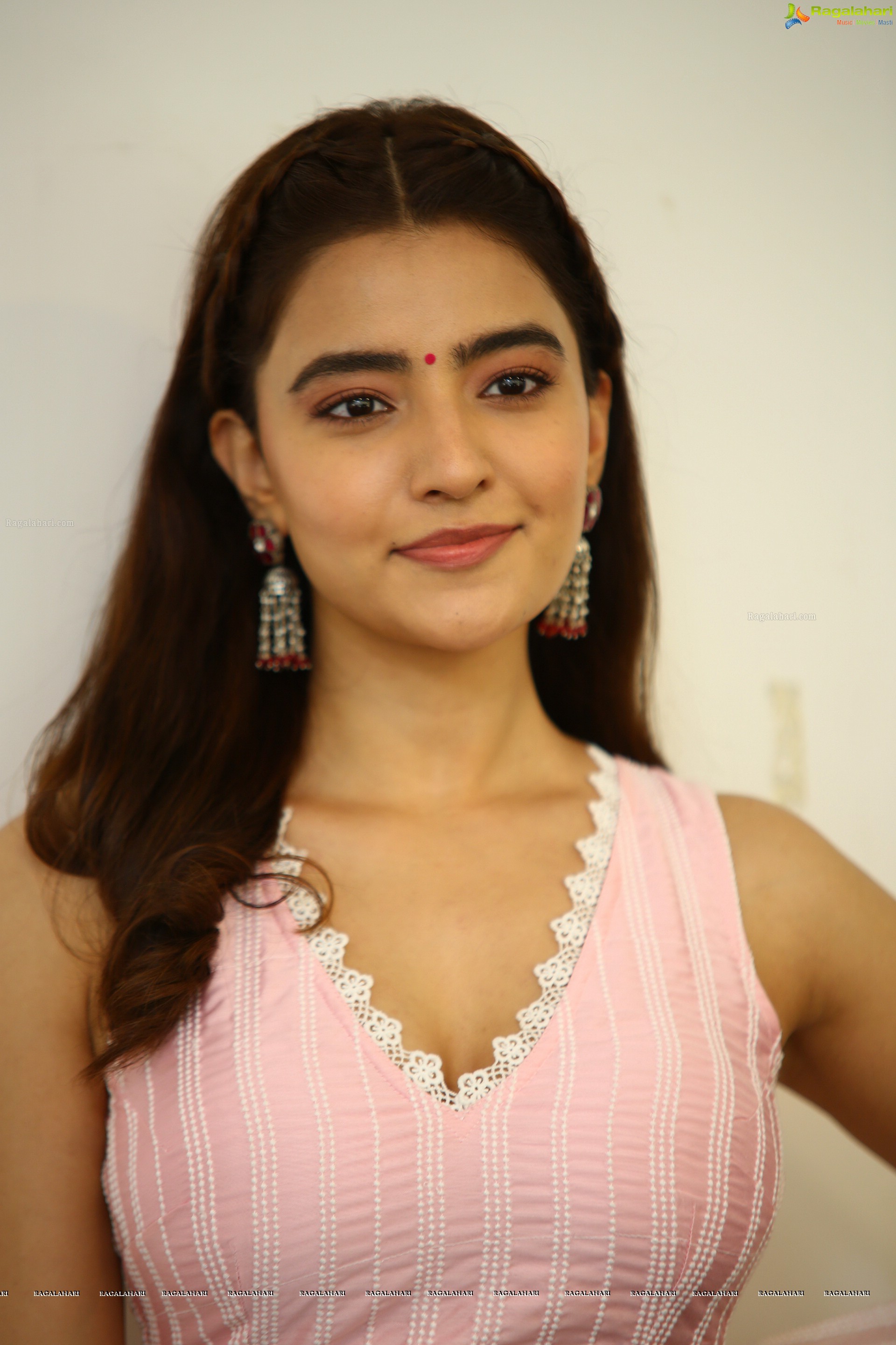 Rukshar Dhillon at Ashoka Vanamlo Arjuna Kalyanam Movie Interview, HD Stills