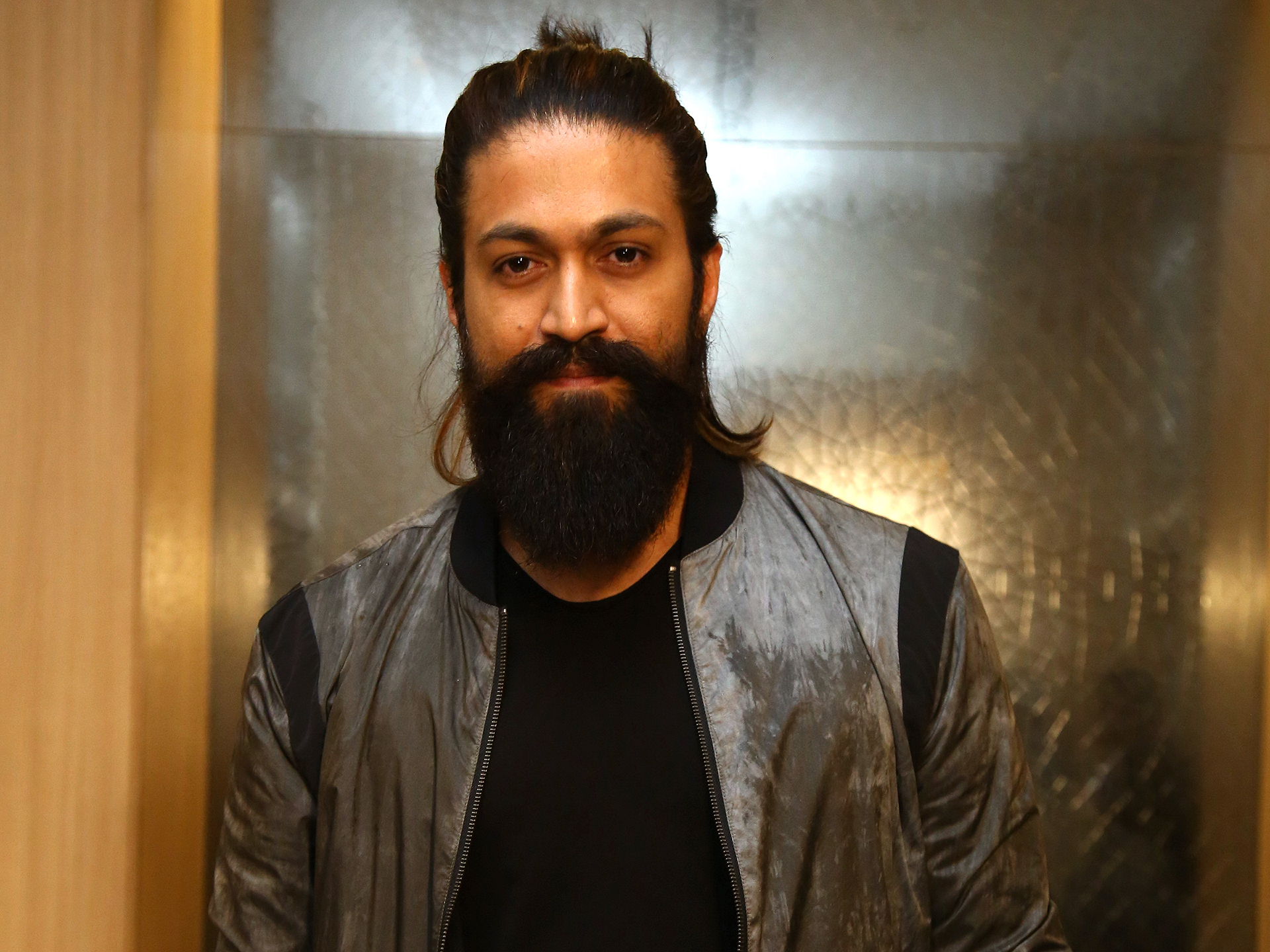 KGF actor Yash donates Rs. 1.5 Cr. to film industry workers! Tamil Movie,  Music Reviews and News