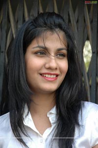 Shreya Dhanwanthary