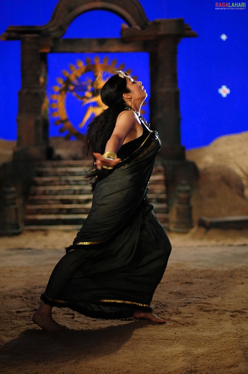 Charmi dancing in a Black Saree in Nagaram Nidrapothunna Vela - HD Gallery, Images