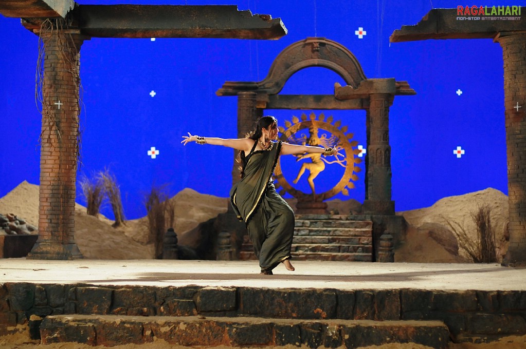 Charmi dancing in a Black Saree in Nagaram Nidrapothunna Vela - HD Gallery, Images