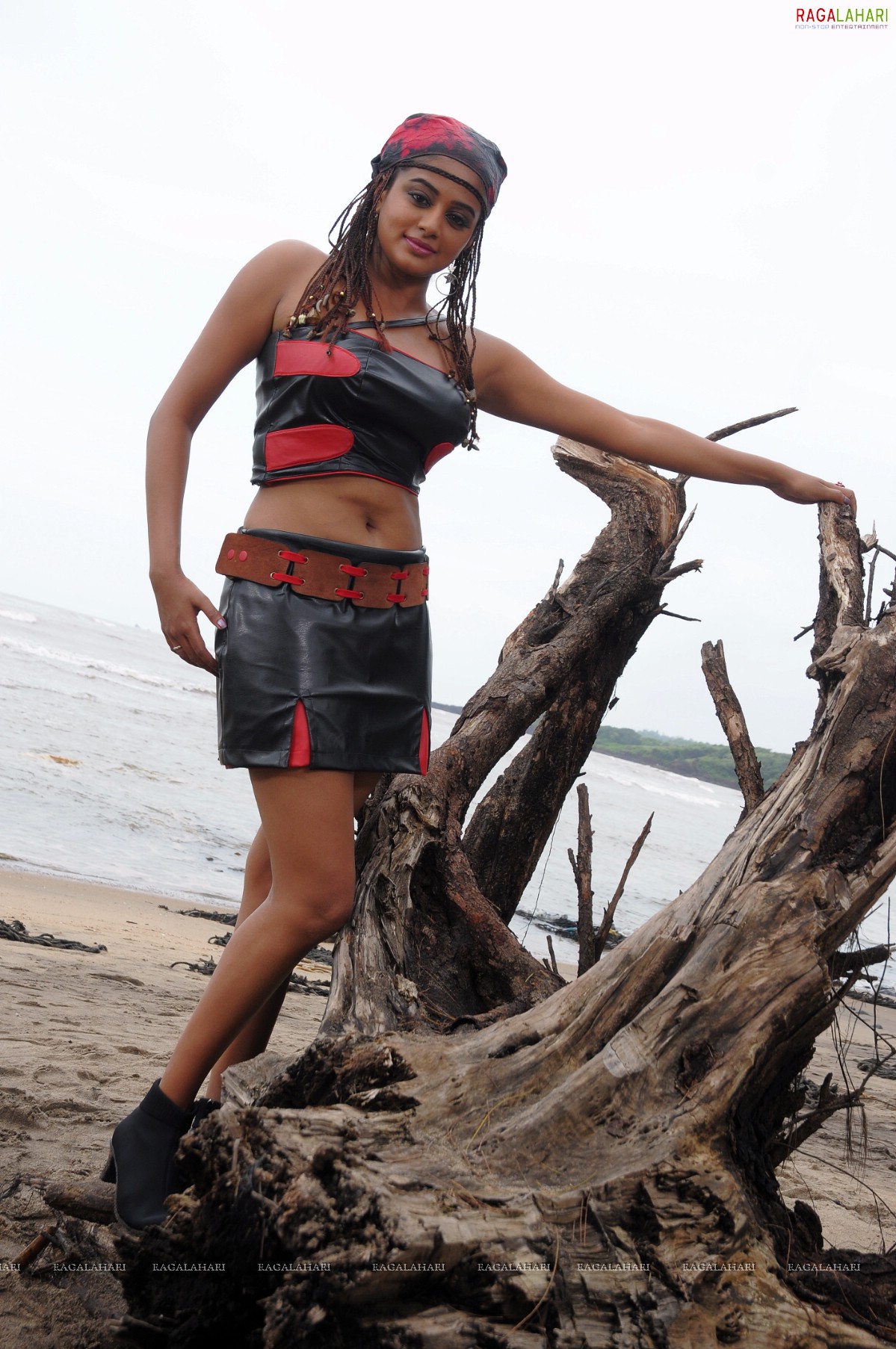 Priyamani in Goa Beach for Raaj Film, HD Gallery, Images