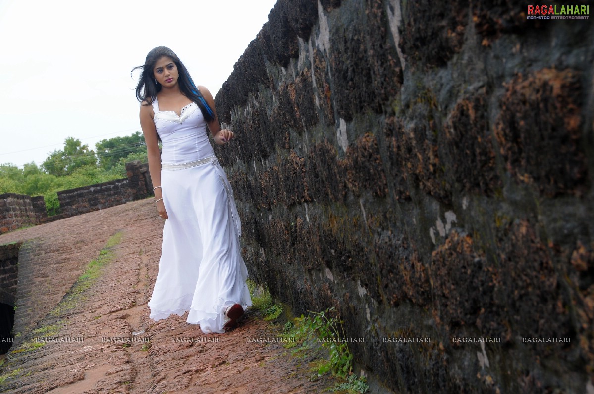 Priyamani in Goa Beach for Raaj Film, HD Gallery, Images