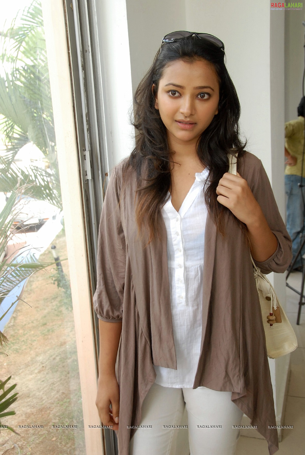 Swetha Basu Prasad (Hi-Res)