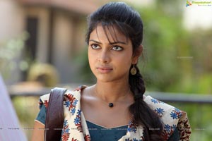 Run Baby Run Amala Paul HD Photos