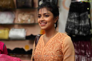 Run Baby Run Amala Paul HD Photos