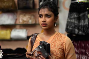 Run Baby Run Amala Paul HD Photos