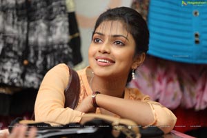 Run Baby Run Amala Paul HD Photos