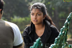 Run Baby Run Amala Paul HD Photos