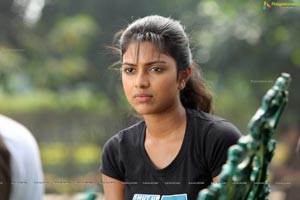 Run Baby Run Amala Paul HD Photos