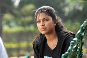 Run Baby Run Amala Paul HD Photos