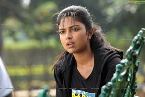 Run Baby Run Amala Paul HD Photos