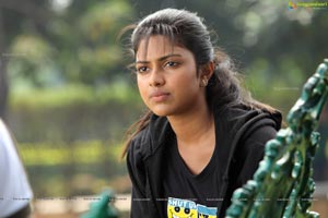 Run Baby Run Amala Paul HD Photos