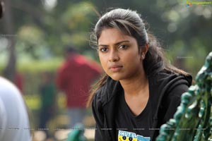 Run Baby Run Amala Paul HD Photos