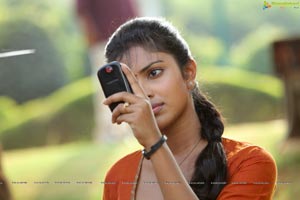 Run Baby Run Amala Paul HD Photos