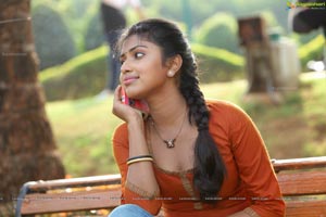 Run Baby Run Amala Paul HD Photos